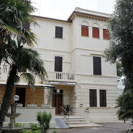 Pina Hotel 3*