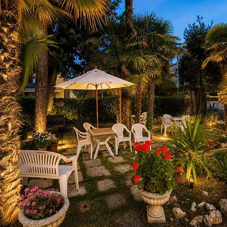 Pina - Vicino Al Mare Con Giardino E Parcheggio Senigallia