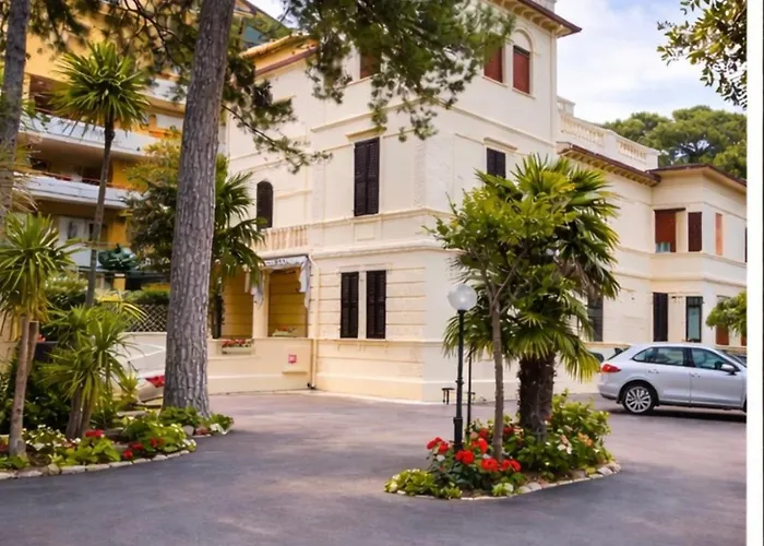 Pina Ξενοδοχείο 3*